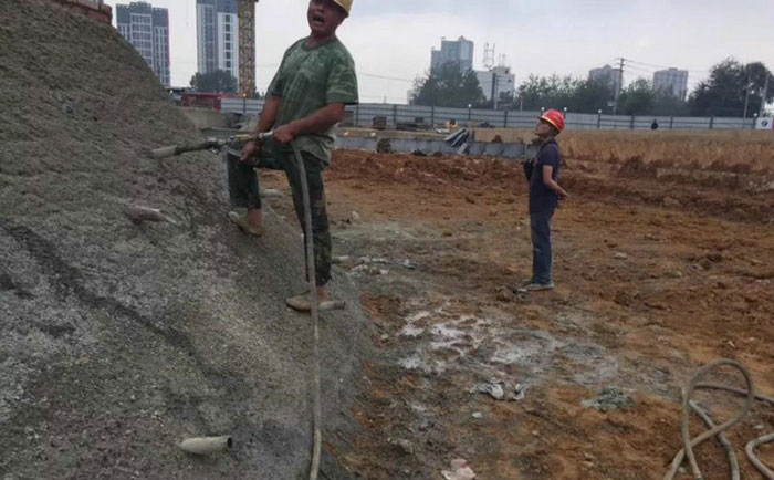 邊坡防滲注漿，可灌注環(huán)氧樹脂、聚脲樹脂、丙烯酸鹽等化學灌漿堵漏材料